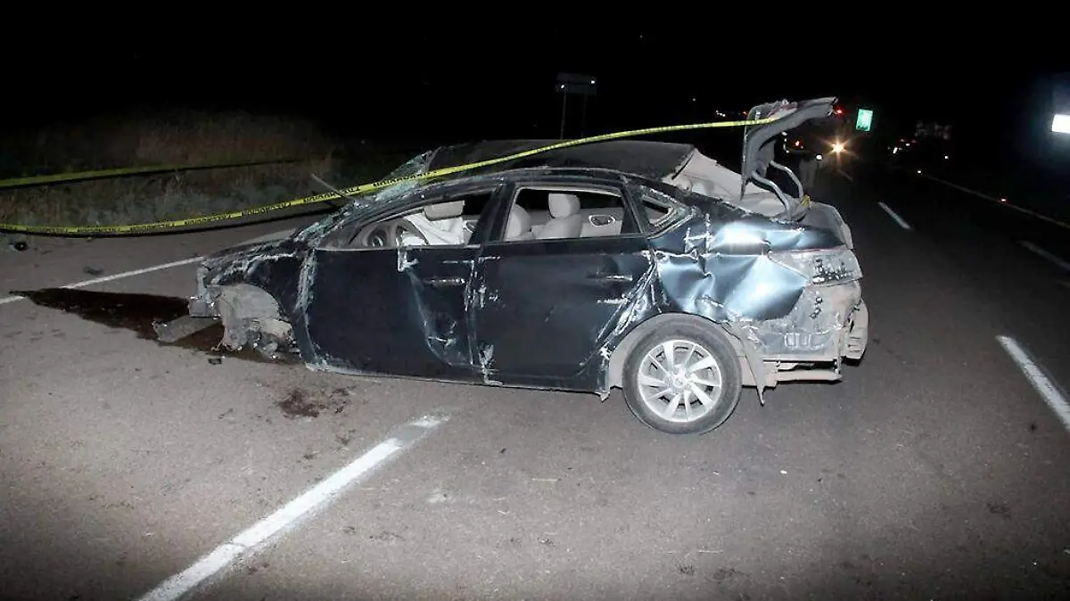 Automóvil destrozado enmedio de la carretera